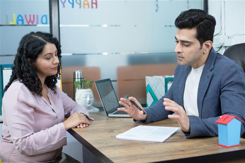 professional-insurance-agent-explaining-insurance-policy-woman