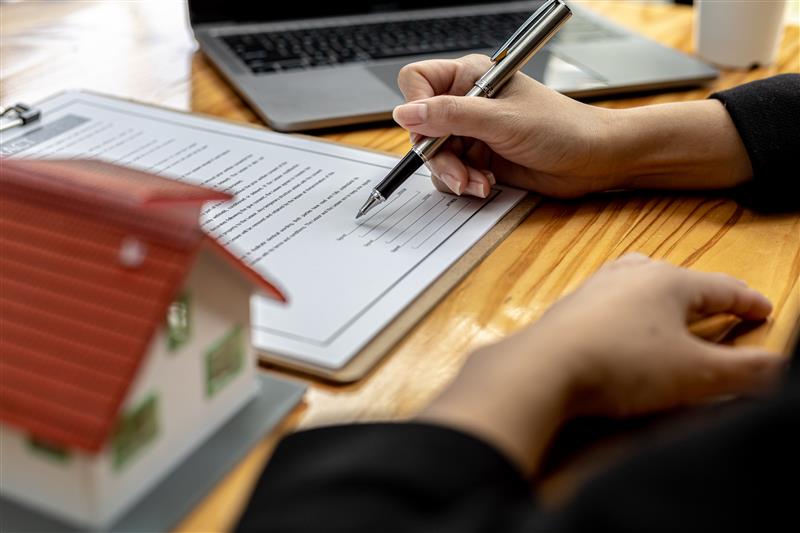 real-estate-contract-agreement-concept-buyer-is-signing-house-purchase-contract-with-seller-salesperson-calculates-house-purchase-cost-explains-details-contract